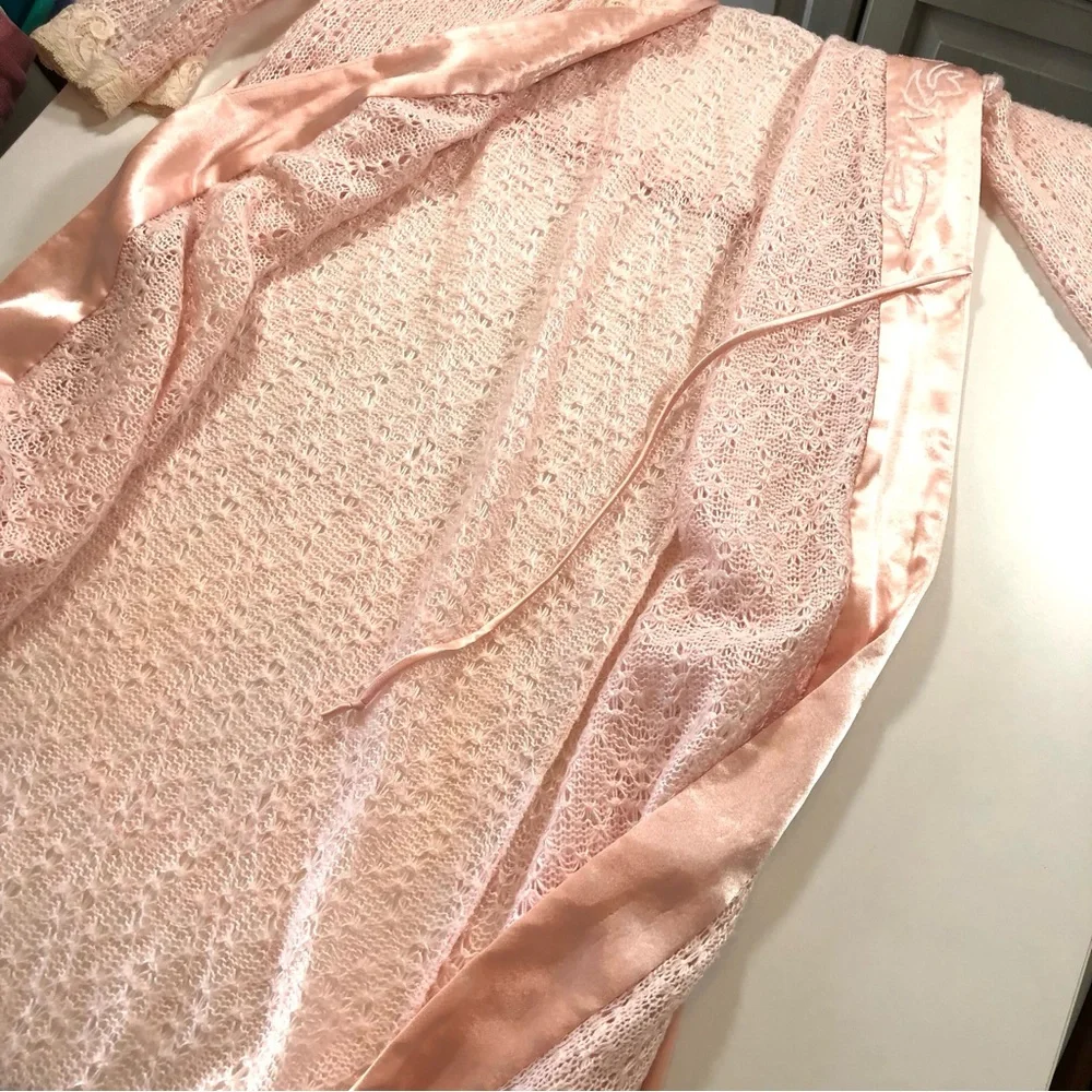Natori Blush Pink Crochet Knit Long Robe with Lace Details Women’s M, Vintage